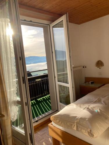 Sankt GallenkappelLandgasthof Krone Bed & Breakfast的一间卧室设有一张床和一个美景阳台