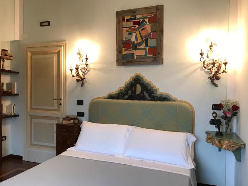 斯波莱托Agriturismo Collerisana的卧室配有一张床,墙上挂有绘画作品