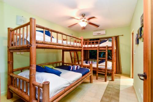 PortalónCasa Monos Locos - Portasol Vacation Rentals的房屋内一间卧室配有双层床