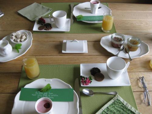 伊赫特赫姆利文郎住宿加早餐旅馆的一张木桌,上面放着早餐盘