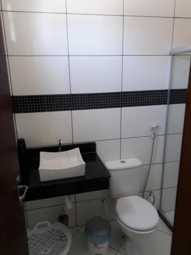 盖比姆Casa de Temporada Guaibim的一间带卫生间和水槽的小浴室