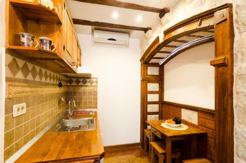 杜布罗夫尼克城市之灵公寓的厨房配有水槽和木台面