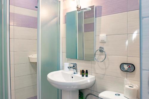 康托卡利Seascape Elegant Residence Gouvia Marina的一间带水槽和镜子的浴室