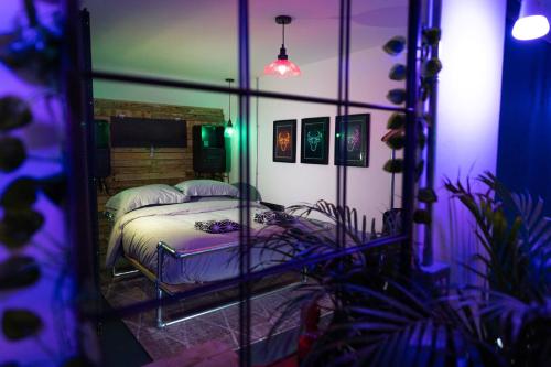 诺里奇31A Urban Stays的一间卧室配有一张床和镜子