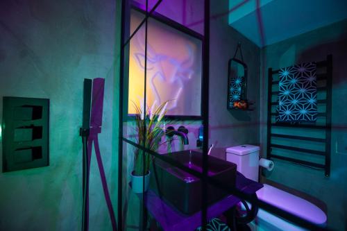 诺里奇31A Urban Stays的紫色浴室设有水槽和镜子