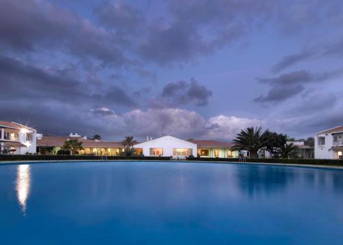 马拉加马拉加高尔夫旅馆的夜间在房子前面的大型游泳池