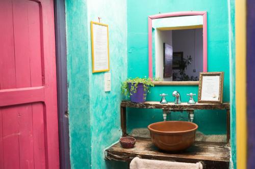 卡奇卡奇维拉科查艺术旅舍的一间带水槽和镜子的浴室