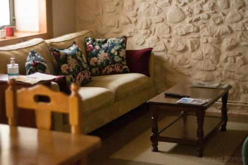 特雷多斯萨乌斯酒店的带沙发和咖啡桌的客厅