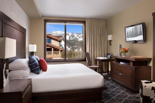 提顿村特拉杰克逊霍尔贵族山庄酒店的酒店客房设有一张床和一个大窗户