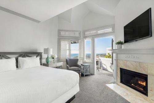 丹纳岬蓝灯笼旅馆，四姐妹旅馆的一间卧室配有一张床、一个壁炉和一台电视。