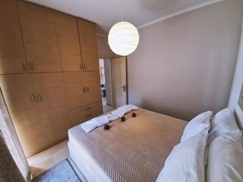 雷夫卡达镇Kainon Asti的一间卧室配有一张床和一个吊灯