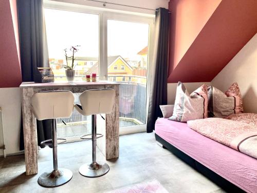科特布斯Eigenes Apartment im Herzen der Stadt mit Balkon und WLAN II的一间卧室配有桌子、床和窗户