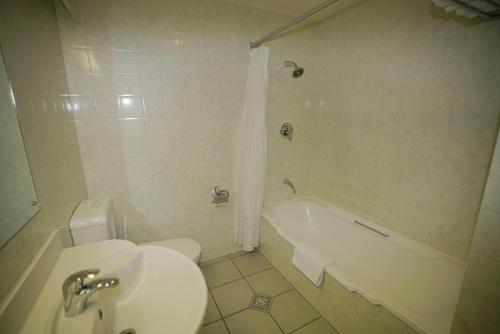 Comfort Hotel Flames Whangarei的一间浴室