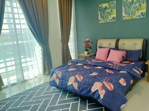 怡保As Syifaa Homestay Mslim only的卧室配有一张带粉红色枕头的大床