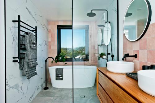 卡斯尔梅恩52Views Castlemaine的带浴缸、两个盥洗盆和镜子的浴室