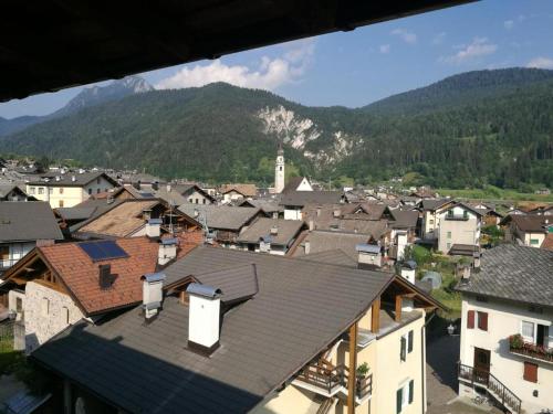 梅扎诺Casa Renzo - Dolomiti - Trentino的享有拥有房屋和山脉的城镇美景。