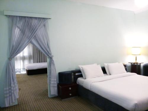 麦纳麦东方皇宫酒店的酒店客房设有两张床和窗户。