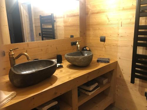 孔布卢le mazot的木制柜台上带石水槽的浴室
