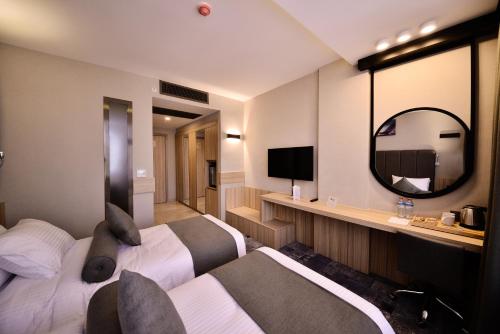 安卡拉梅特罗普尔酒店的酒店客房,设有两张床和镜子