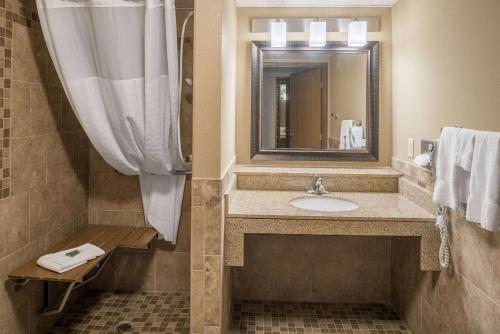 Valley City谷市阿美瑞辛酒店的一间带水槽和镜子的浴室