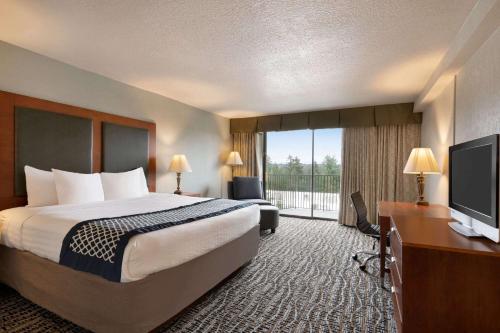 布雷默顿布雷默顿贝蒙特旅馆套房酒店的配有一张床和一台平面电视的酒店客房