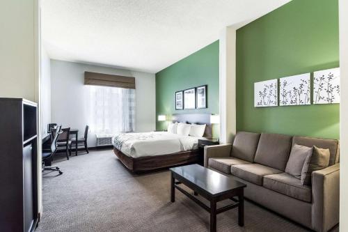 史密斯菲尔德Sleep Inn & Suites Smithfield near I-95的酒店客房,配有床和沙发