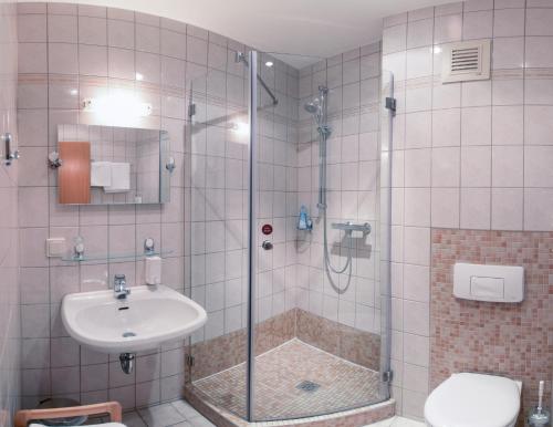 阿尔滕堡Hotel Pension Treppengasse Nr. 5的带淋浴和盥洗盆的浴室