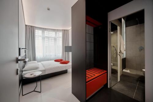 敖德萨Atmosfera Hotel的一间卧室配有一张床,浴室设有淋浴。