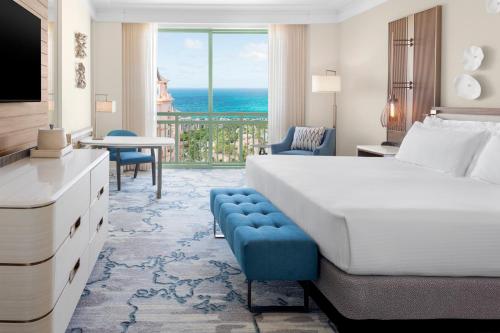 拿骚The Royal at Atlantis的酒店客房设有一张床,享有海景。