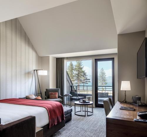 Edgewood Tahoe Resort客房内的一张或多张床位