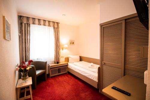 瓦尔斯罗德Hotel Stadtschänke的酒店客房设有床和窗户。