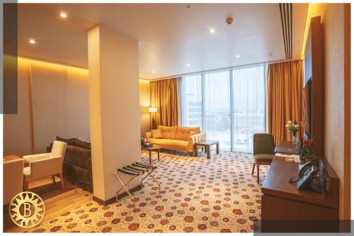 巴格达Bilitom Hotel的酒店客房设有沙发和客厅。