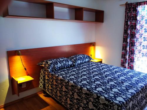 科洛尼亚-德尔萨克拉门托La Comarca的一间卧室配有一张带蓝色棉被的床