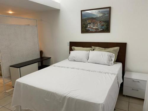 奥林达Flat beira mar, Olinda 4 Rodas 309的一间卧室配有一张带白色床单的大床