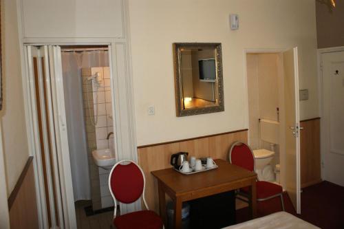 阿姆斯特丹维斯特图伦酒店的一间带桌椅和镜子的浴室