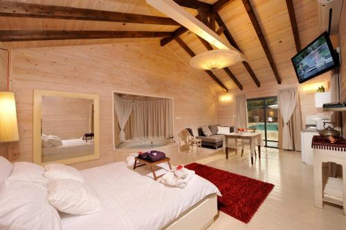 Kahal阿迪林山林小屋的客厅配有大床和电视