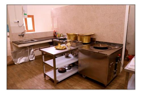 拉尼凯特The Ranikhet Continental的厨房配有炉灶和一些锅碗瓢盆