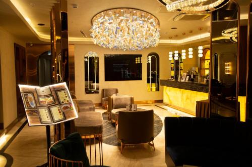 伊斯坦布尔The Hotel Beyaz Saray & Spa - Special Category的餐厅配有吊灯和桌椅