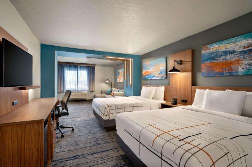 斯普林菲尔德La Quinta Inn & Suites by Wyndham Springfield的酒店客房设有两张床和一台平面电视。