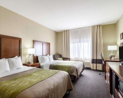 加登城加登城康福特茵酒店的酒店客房设有两张床和电视。