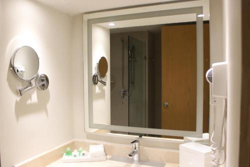 坎昆坎昆皇家索拉里斯酒店 - 全包的一间带大镜子和盥洗盆的浴室