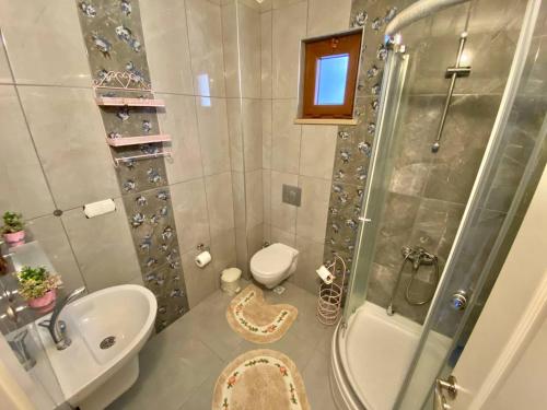 特拉布宗Trabzon Seaside的带淋浴、卫生间和盥洗盆的浴室