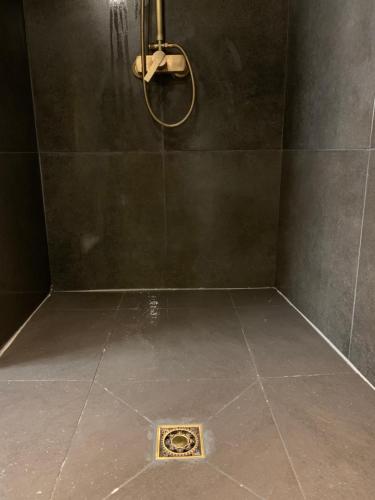 鲁贝Diane Luxury 2的一间铺有瓷砖地板的带淋浴的浴室