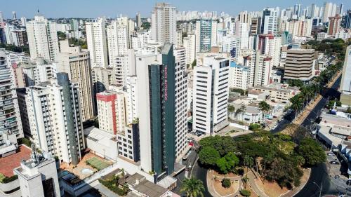 戈亚尼亚Oft Alfre hotels - Goiânia的城市空中景观高楼