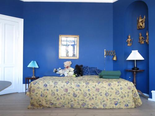 哥本哈根哥本哈根1150公寓的蓝色卧室,配有一张带泰迪熊的床