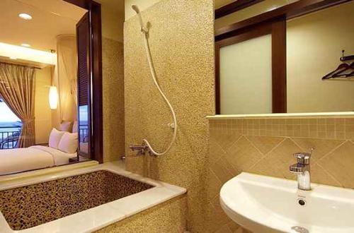 垦丁大街金沙湾渡假旅店的一间带水槽和镜子的浴室