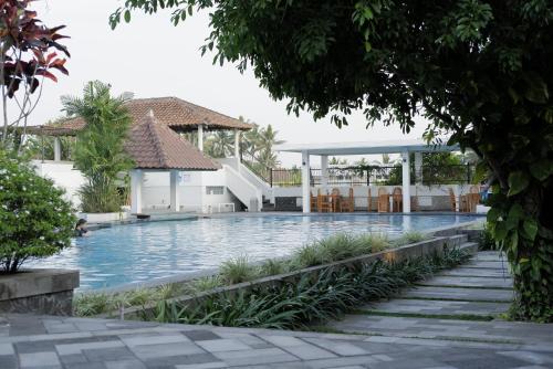 马格朗Sevilla Resort Magelang的房屋中间的游泳池