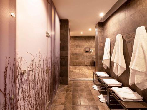 维纳德马Novotel Vina del Mar的带淋浴、毛巾和盥洗盆的浴室