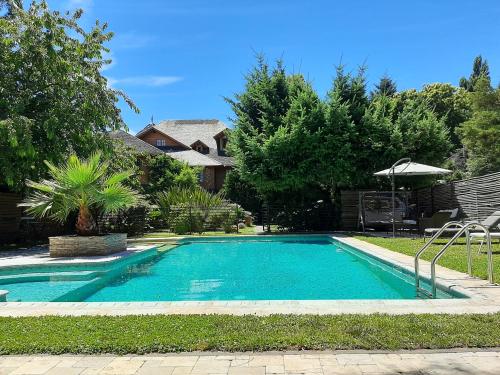 普孔马拉霍酒店的一座房子后院的游泳池