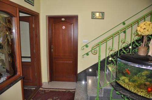 奥莱茨科Majątek Giże Marczak的楼梯,门旁有鱼缸